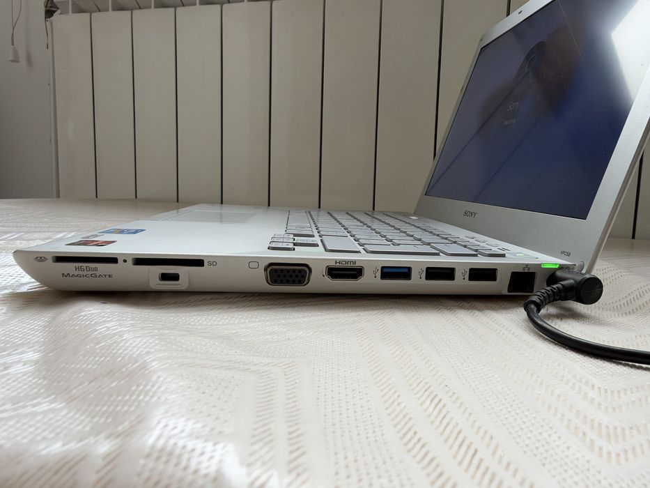 Лаптоп Sony VAIO – Intel Core i3, 6GB RAM, AMD Radeon HD 7400M