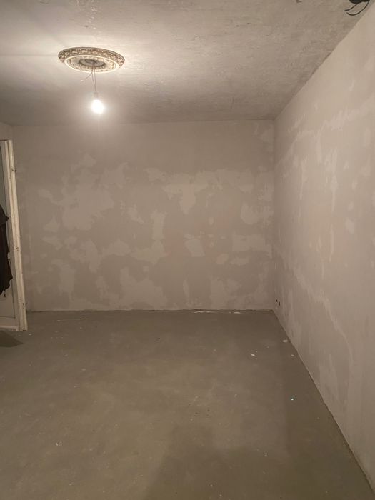 Persoana fizică  vând apartament 4 camere decomandat