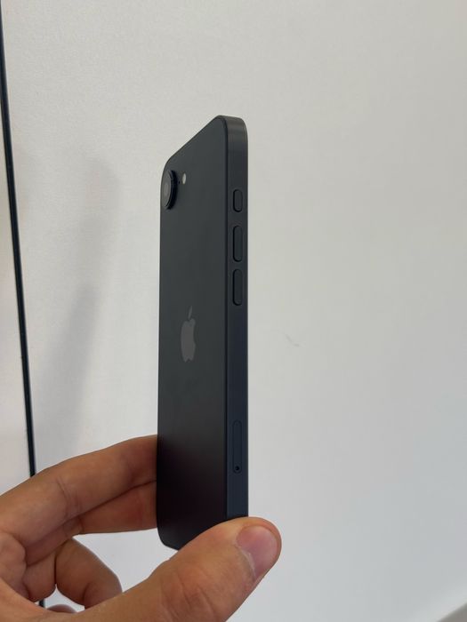 Продавам iPhone 16e 4 цикъла