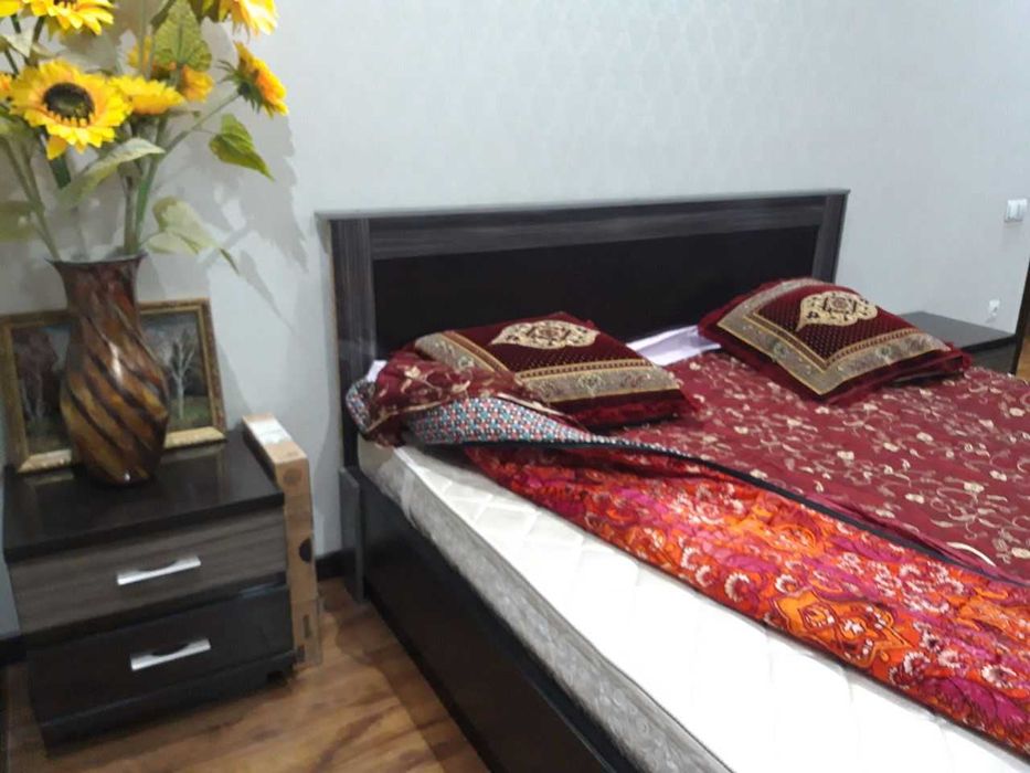 Мебель для спальни. Кровать, прикроватные тумбочки, трюмо шефонер