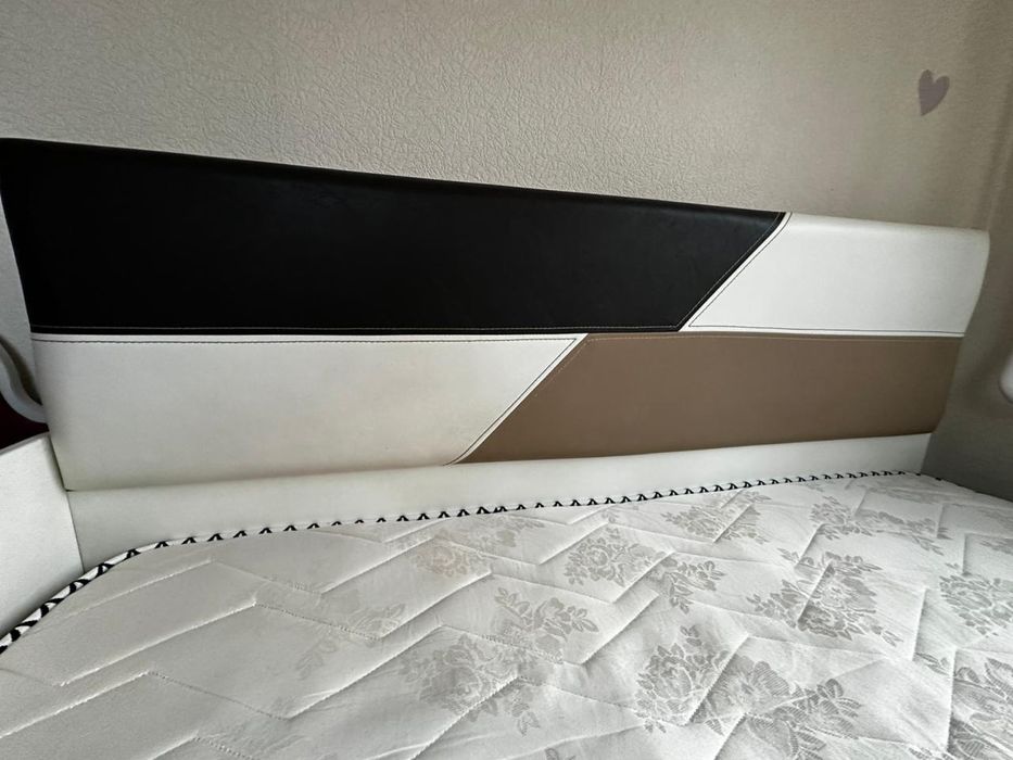 Двуспальная кровать