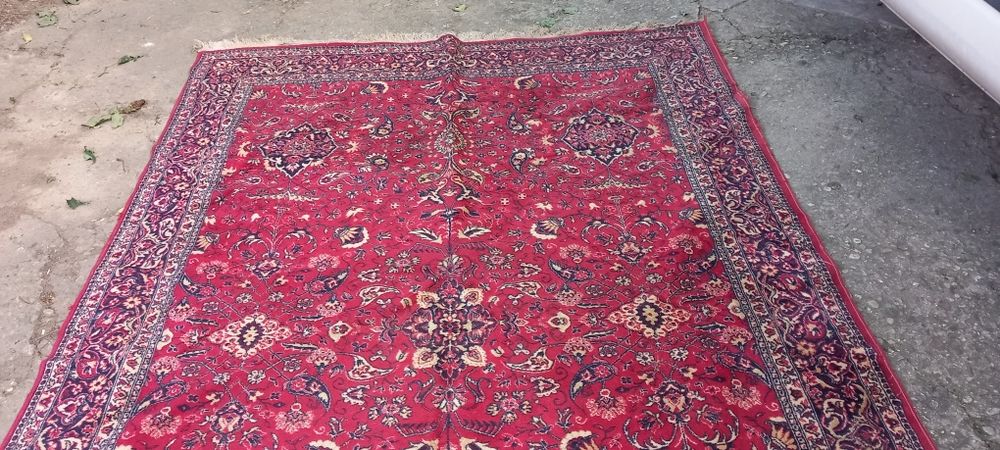 Ориенталски вълнен килим .