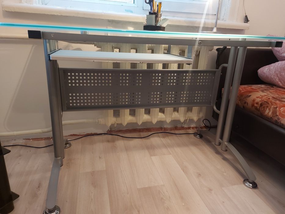 Продам стол компьютерный