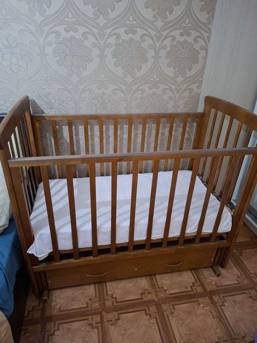 Манеж из дерева с матрасом