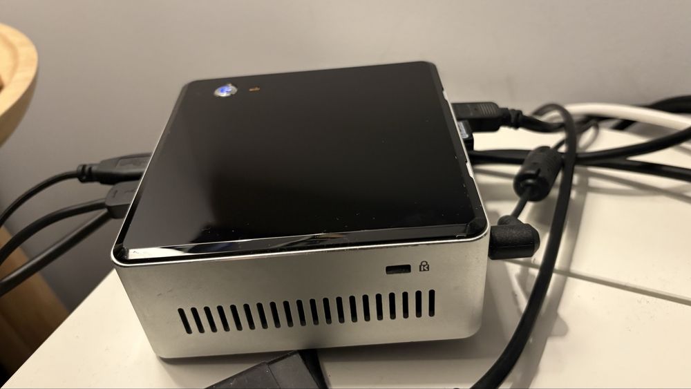 Mini PC Intel NUC i3 Windows 10 instalat