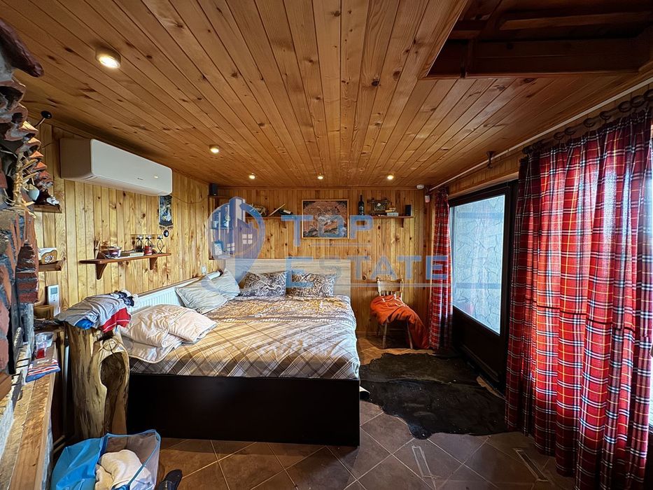 Къща с панорамна гледка във вилната зона между град Бяла Черкваи село