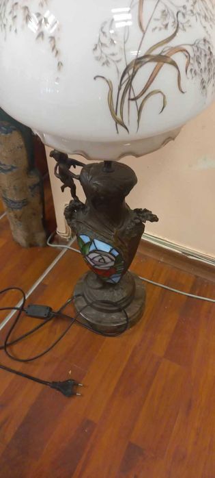 Продавам настолна лампа италианска Тифани