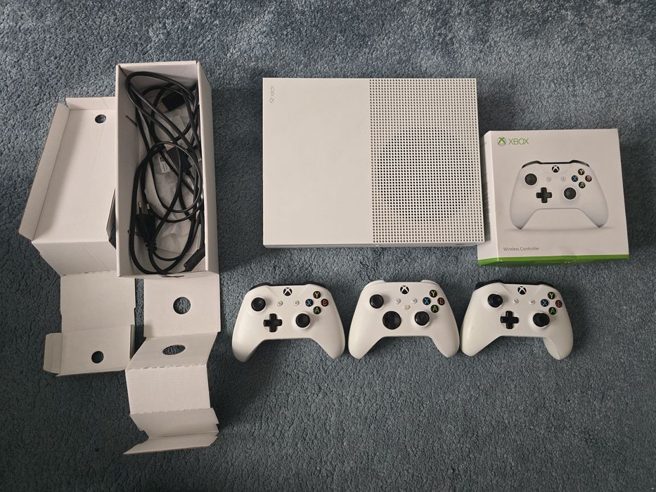 Xbox one s, in cutia originala, 500 gb, cu 3 controllere si 10 jocuri