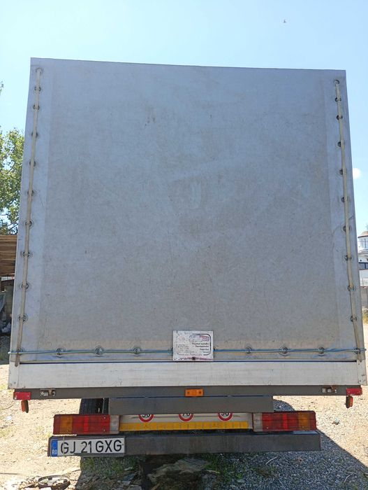 Camioneta cu prelata