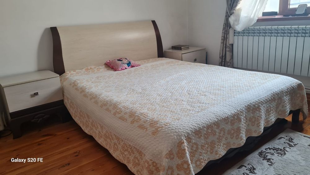 Спальный гарнитур. Стол и стулья, комод