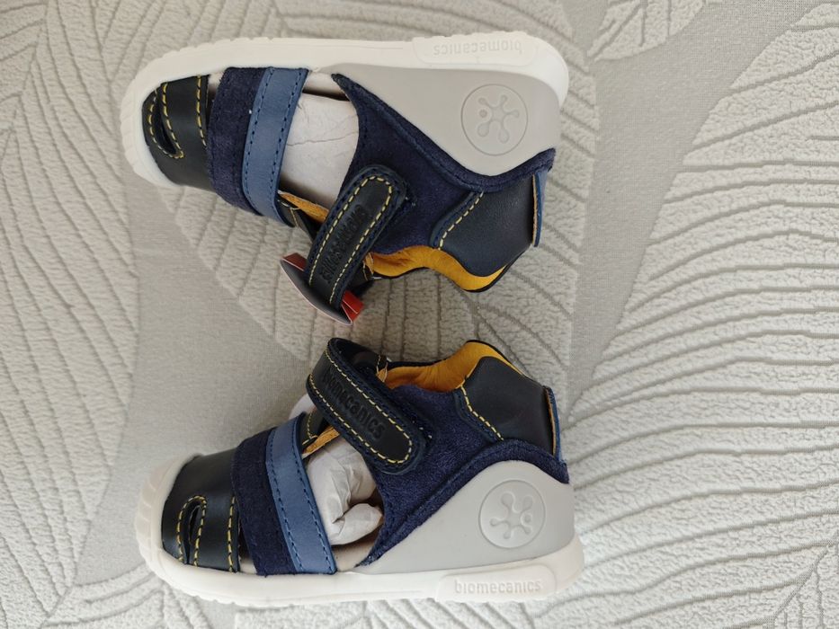 Чисто нови кожени бебешки сандали Biomecanics 18 размер