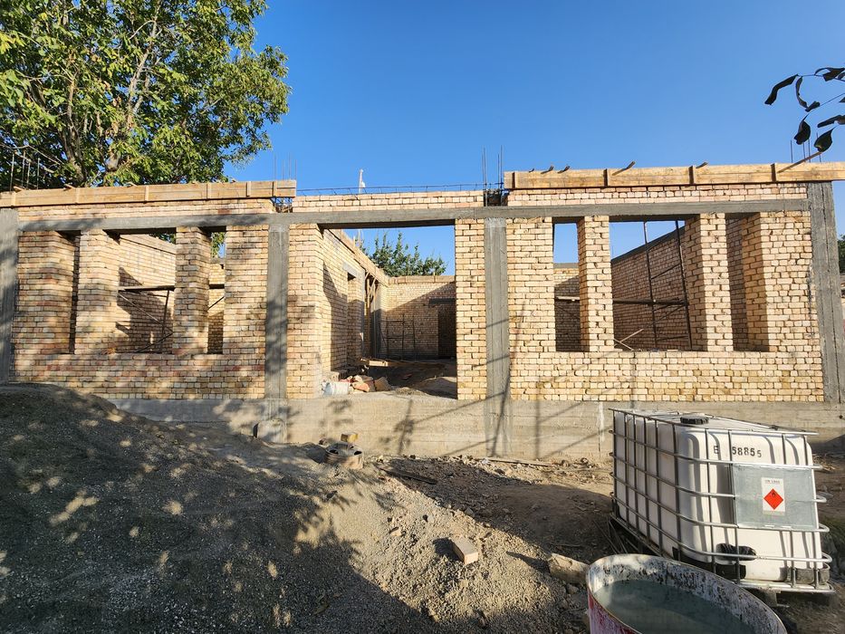 Шаҳар марказида қурилиши тугалланмаган участка сотилади