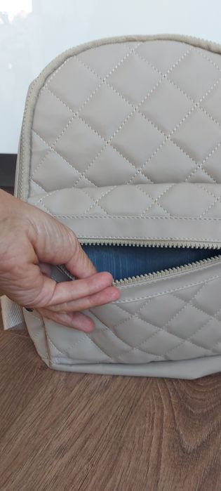 Раница в бежово с преден джоб и странични джобове