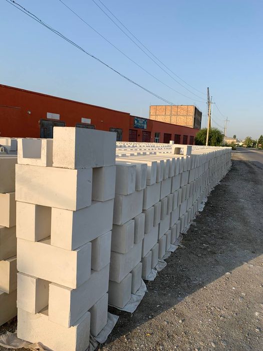 Qullarning tukli qinlarini yalashga majbur