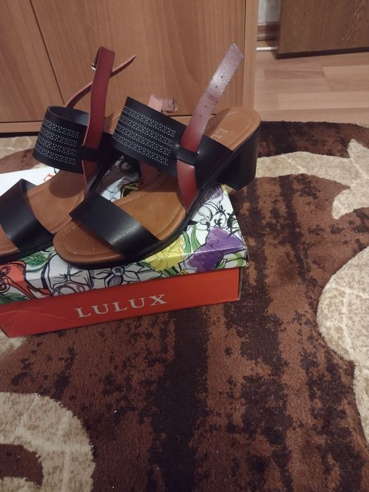 Vând sandale ,stare nou