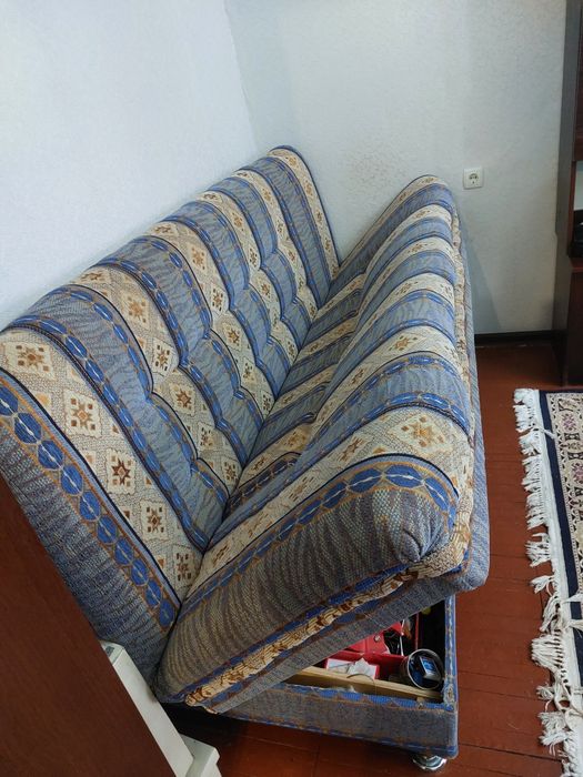 Диван и  два кресла.