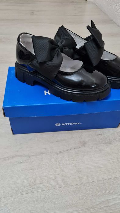 Продам натуральные туфли на девочку