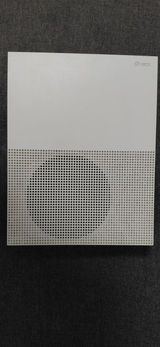 Xbox One S 1 tb.