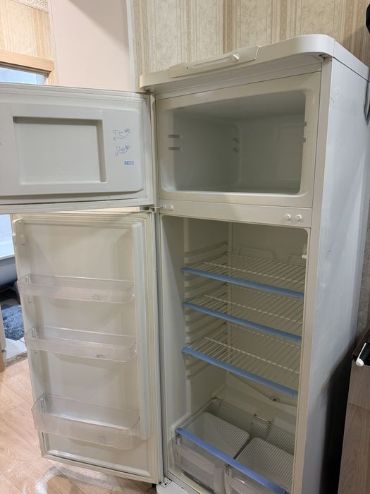 Продам холодильник Indesit RA