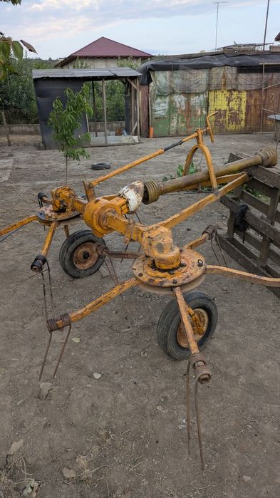 Vând greblă de adunat fan