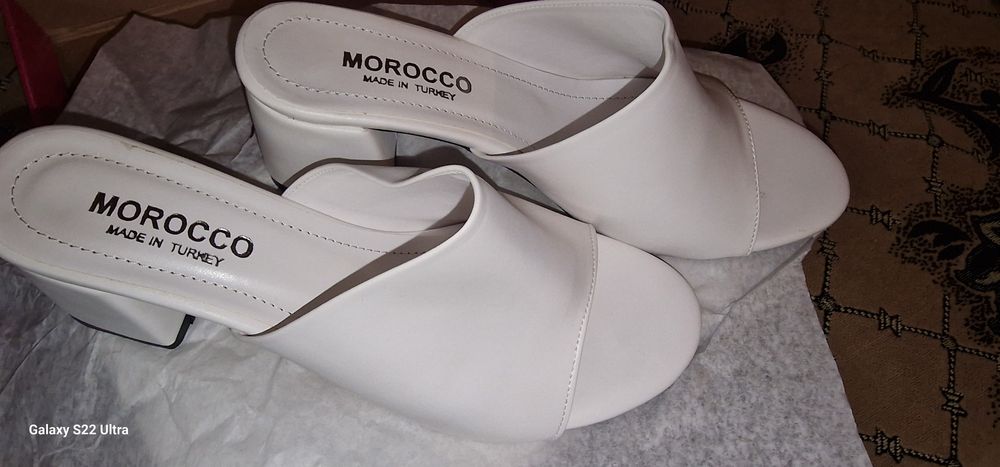 Papuci albi marimea 40