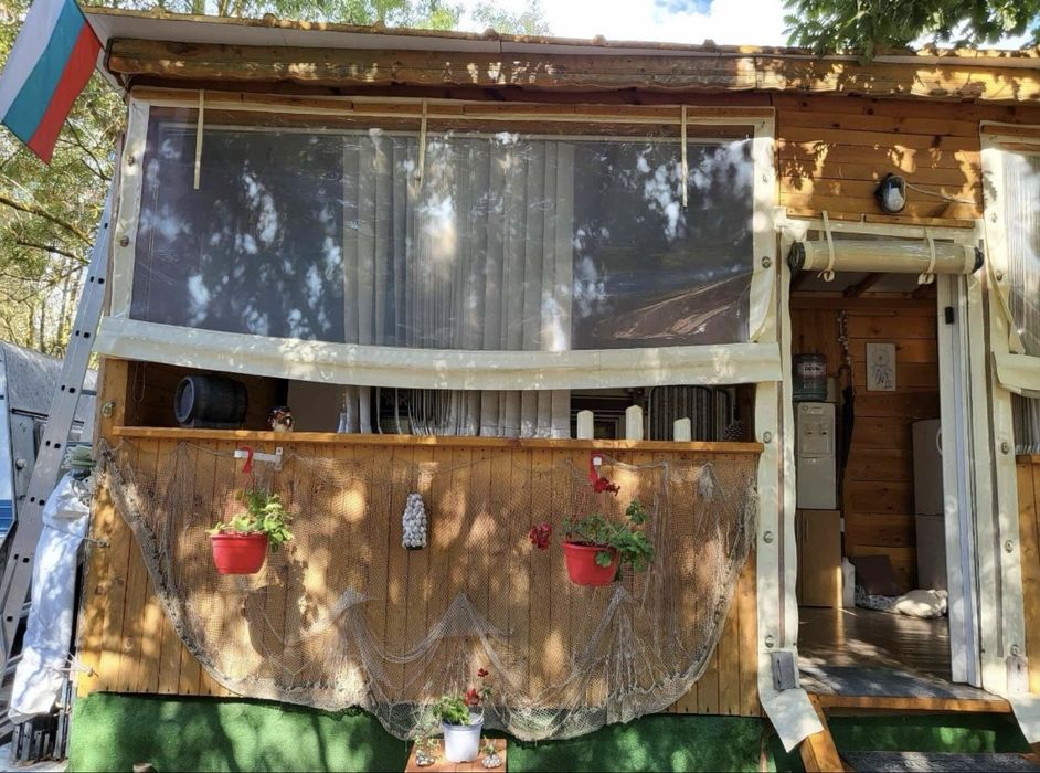 Продавам напълно оборудвана каравана с парко място.