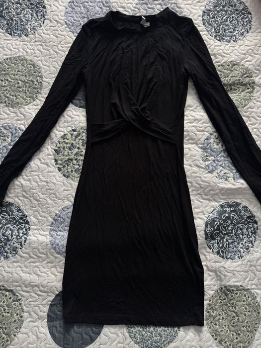 Комплект от 4 неща за 5€, 1 бяло поло, 1 черно поло, 1 син потник от Mango, 1 черна рокля от H&m