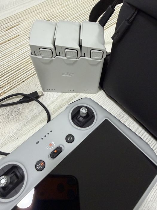 Drona DJI Mini 3 Fly More Combo + Smart Controller