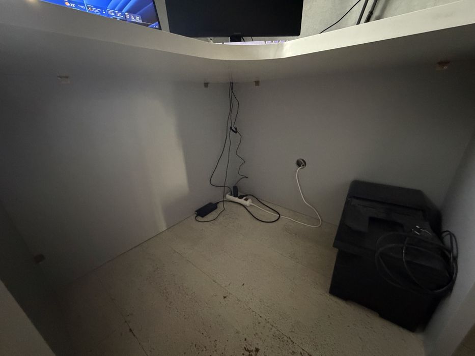 Округлый компьютерный стол