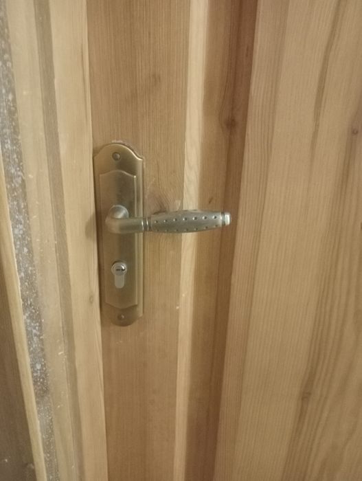 Деревянная дверь