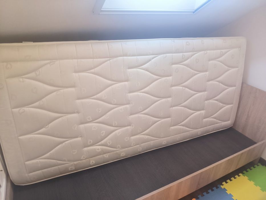 Pat 90 x 200 cu saltea