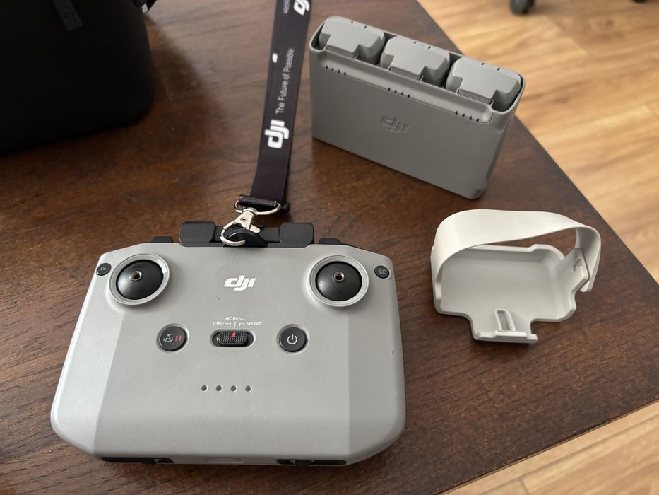 Vând DJI Mini 2, în stare impecabilă, foarte puțin folosită și păstrată cu grijă.