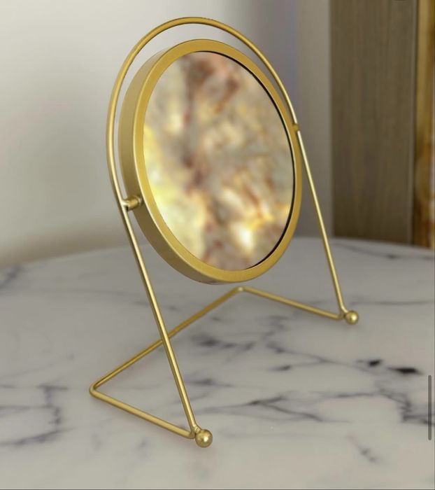 Зеркало с золотой рамкой