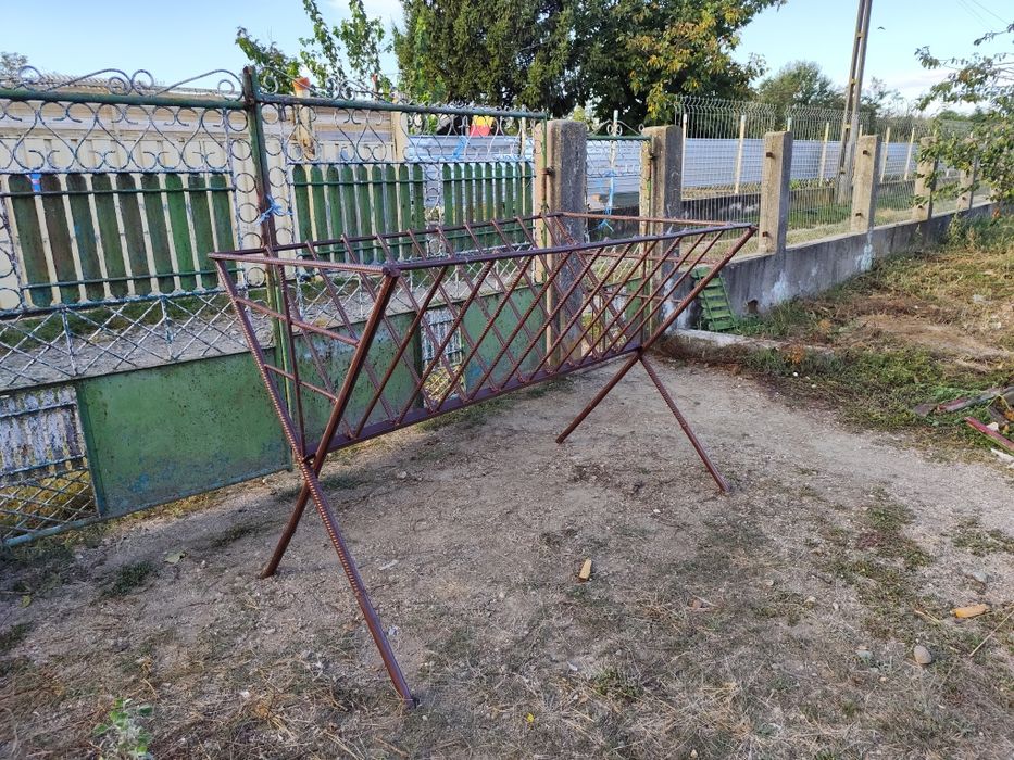 De vânzare iesle pentru capre și oi