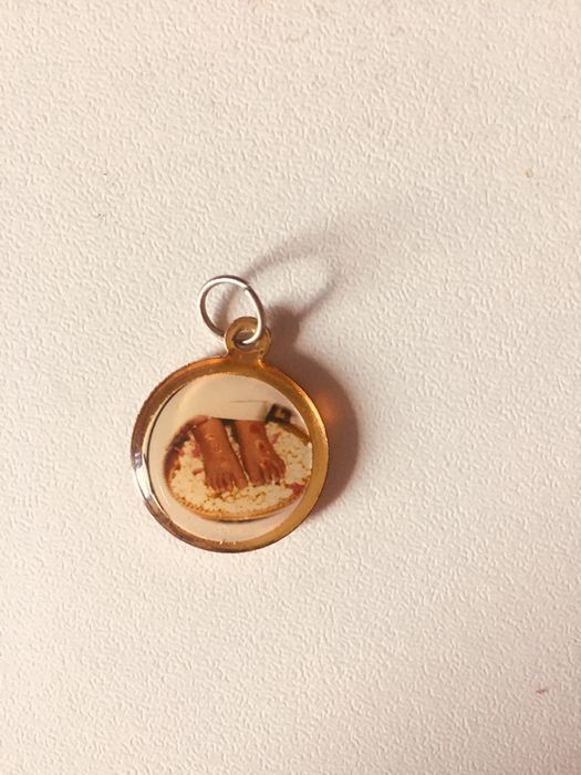 Продаю кулоны.