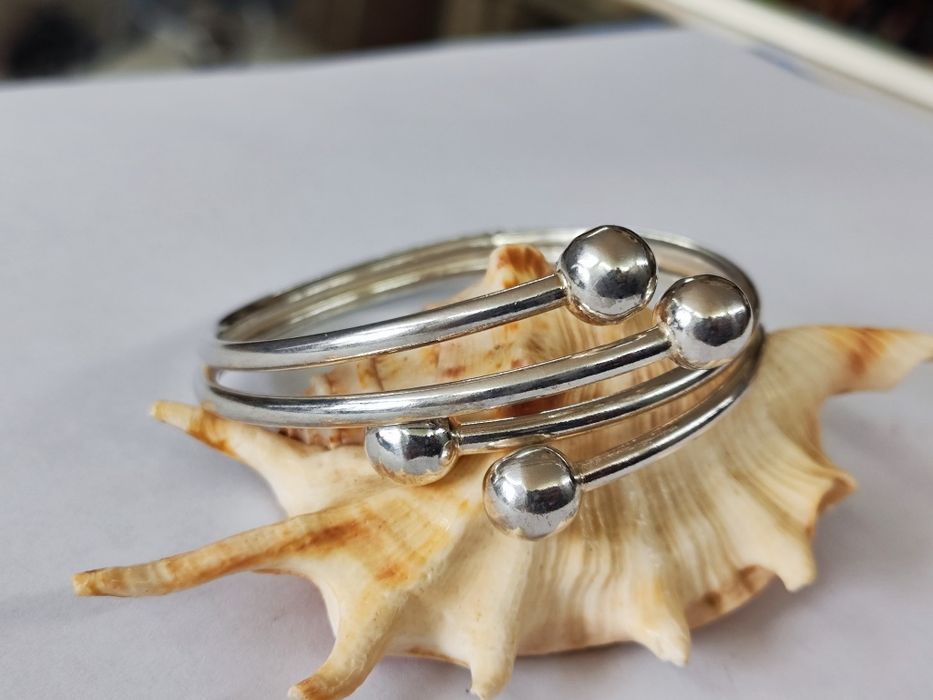 Сребърна гривна с топчета