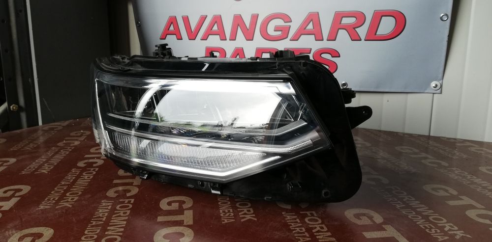 2 броя десен фар VW Tiguan 2020-