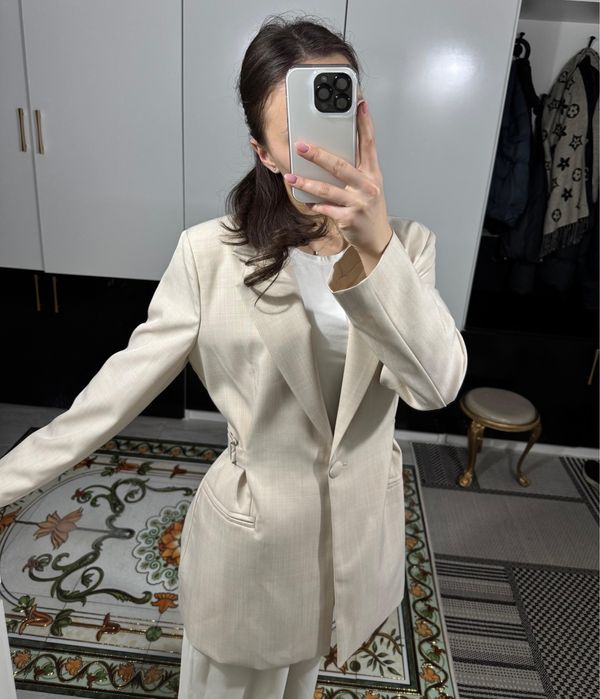 Элегантный бежевый пиджак