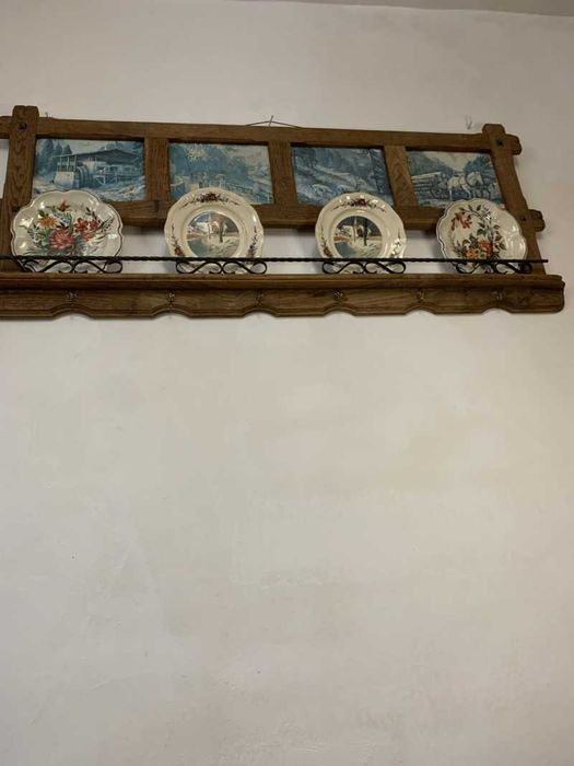 Cuier cu suport de farfuri