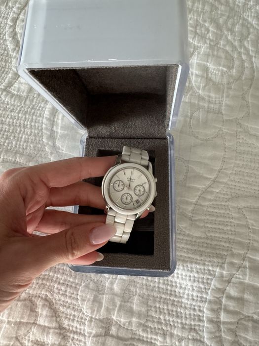 DKNY керамичен часовник в бяло