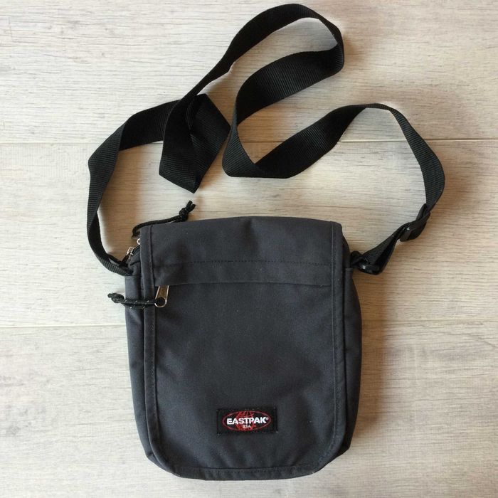 оригинална мъжка тъмно сива маркова чанта за през рамо / shoulder bag EASTPAK от САЩ