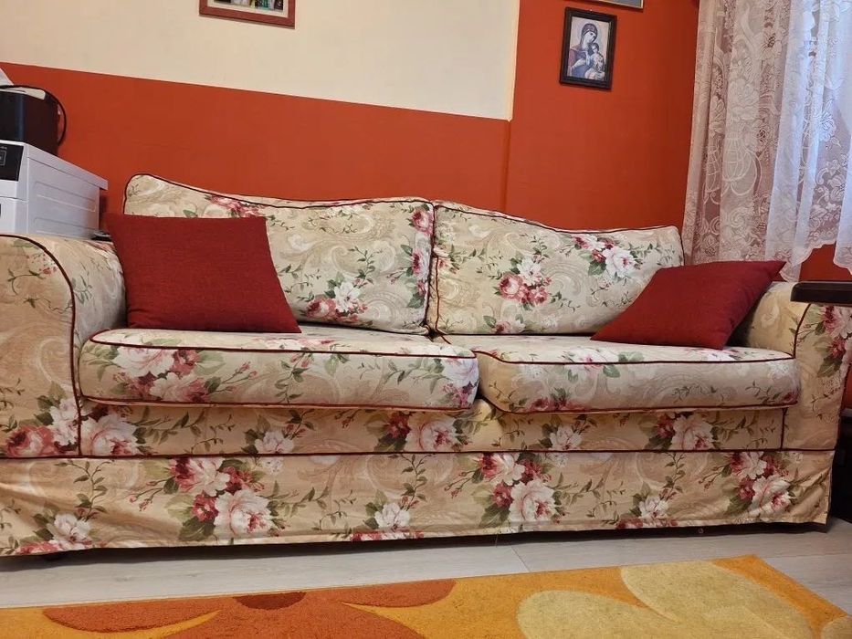 Продавам двуместен диван с механизъм сън