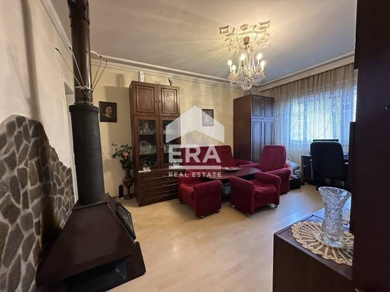 Тристаен апартамент в квартал ,,Любен Каравелов ,,