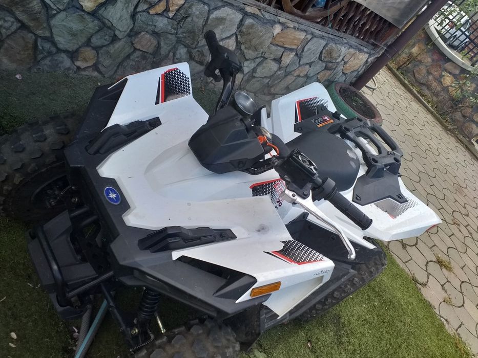 Vând atv polaris