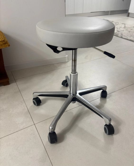 Scaun rotativ cosmetic sau medical -profesional caliate premium
