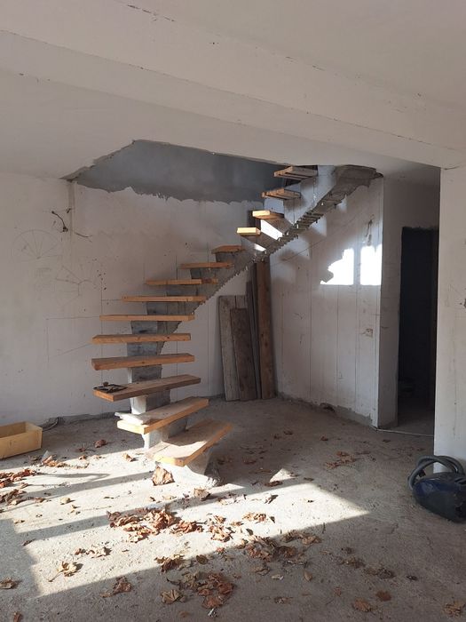 Casa parter + etaj la gri