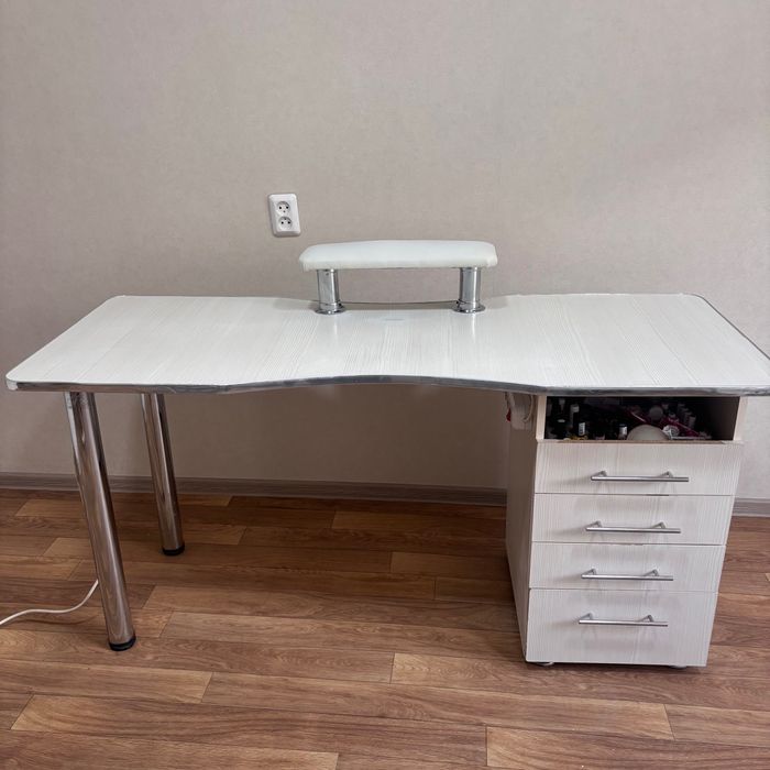 Маникюрный стол б/у