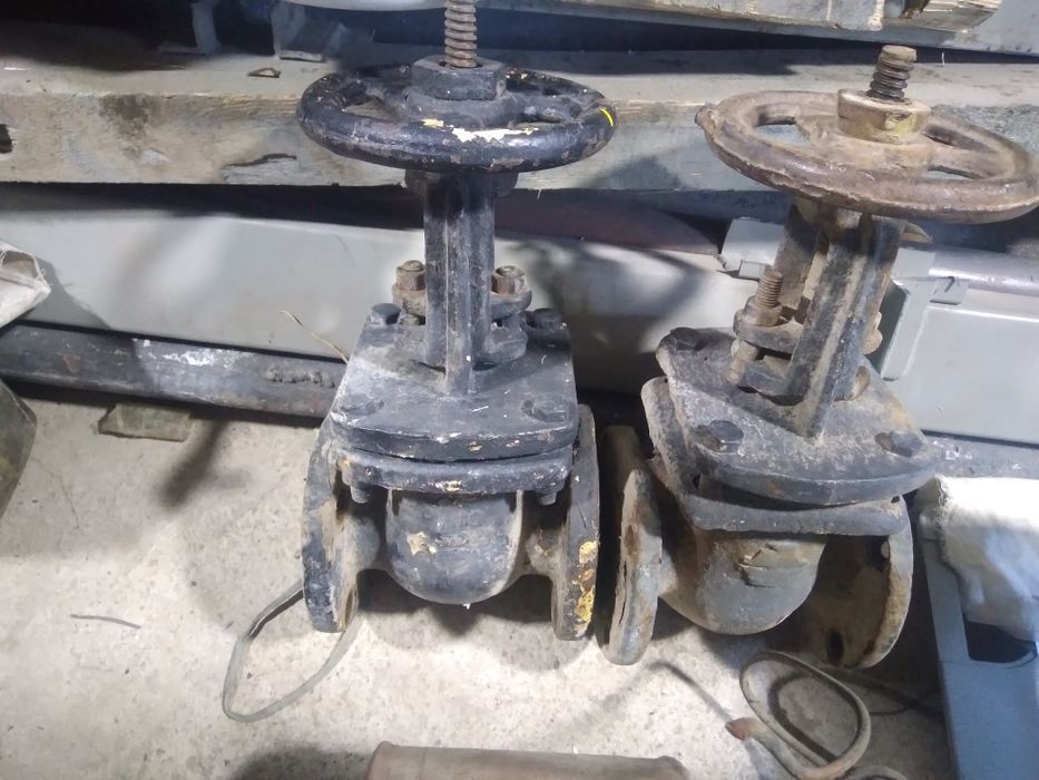 Продам задвижки 2 шт