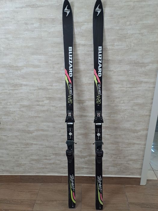 Vând schiuri Made în Austria