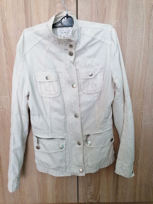 Бяло дамско яке и лилаво палто